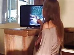 אשתו. אוהב לצפות באינטרנט