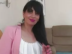 אמא בוגרת הערבי של בריטניה עם כוס רעב
