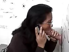 חור התהילה בשירותים עבור האסייתית