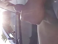 סבתא משקפיים ענק שבמרפסת־הגג פלאש!