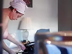 מצלמה נסתרת עירום דודה