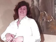 סבתא זקנה גדול עם כוס שעיר