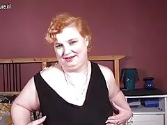 סבתא חובב גדול עם הצעצוע האהוב שחור