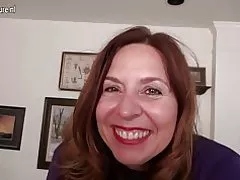 אמא אמריקאית שובבה משחקת עם עצמה