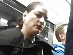 אישה בוגרת אוהבת הארדנים. היא לא יכולה להפסיק להסתכל