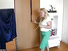Oldnanny שמנמן בוגר עם בת בוגרת משחקת עם הכוס